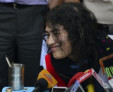 மணிப்பூரில் ஆயுதப்படை சிறப்பு அதிகாரம் ரத்தாகும் வரை வீட்டுக்கு சென்று தாயை சந்திக்க மாட்டேன்: இரோம் ஷர்மிளா சபதம்