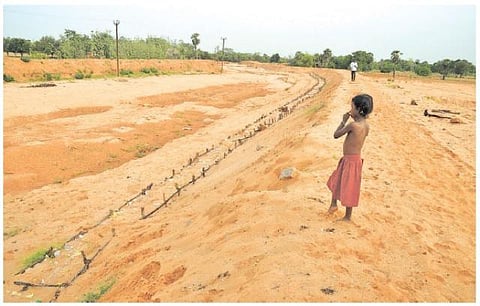 இந்தாண்டு 40 சதவீதம் கூடுதல் மழைக்கு வாய்ப்பு: கடலூரில் சீரமைப்பு பணிகள் முடியாததால் தொடரும் அவலம்