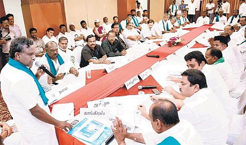 தமிழகத்தில் சம்பா சாகுபடிக்கு காவிரி நீரை பெற்றுத் தர வலியுறுத்தி 25-ம் தேதி முழு அடைப்பு போராட்டம்: அனைத்துக் கட்சி கூட்டத்தில் முடிவு