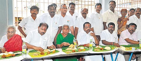 கோயில்களில் வழிபாடு, பொது விருந்து: அமைச்சர்கள் பங்கேற்பு