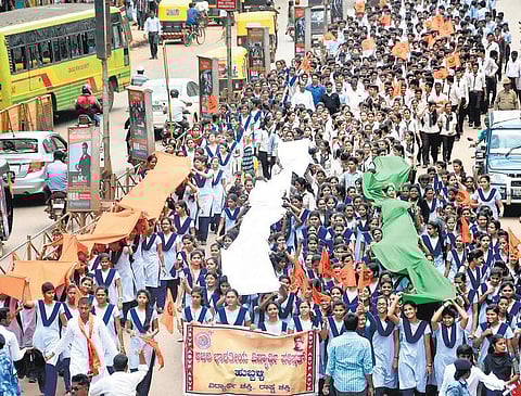 இந்திய ராணுவத்துக்கு எதிராக முழக்கம் எழுப்பியதாக ஆம்னஸ்டி அமைப்பு மீது தேச துரோக வழக்கு: பெங்களூருவில் ஏபிவிபி அமைப்பினர் சாலை மறியல் போராட்டம்