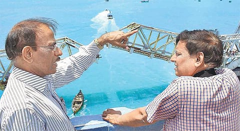 கடலுக்கு அடியில் பாம்பன் ரயில் பாலம்? - ரயில்வே அதிகாரி தகவல்