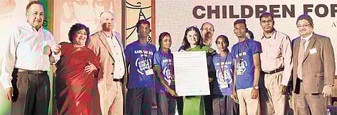 பாலியல் துன்புறுத்தலுக்கு ஆளாகும் பள்ளிக் குழந்தைகள்: ஆன்லைனில் புகார் செய்ய புதிய வசதி - ஆக.26-ல் தொடங்கப்படும் என மத்திய அமைச்சர் தகவல்