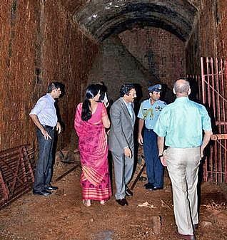 மும்பை ஆளுநர் மாளிகையில் பிரிட்டிஷ் ஆட்சி கால பதுங்கு குழி கண்டுபிடிப்பு