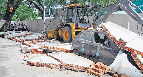 சென்னையில் சுற்றுச்சுவர் இடிந்து இளைஞர் பலி