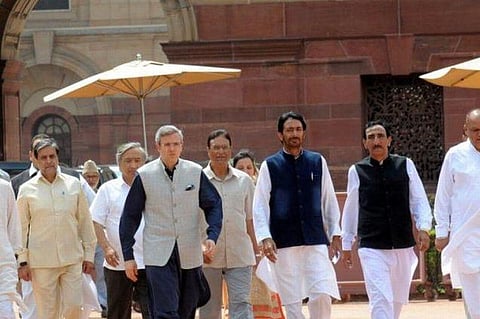 காஷ்மீர் பிரச்சினையில் தலையிட கோரி பிரணாப் முகர்ஜியிடம் ஒமர் தலைமையில் எதிர்க்கட்சிகள் நேரில் மனு