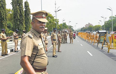 கோட்டையின் அனைத்து வாயில்களும் மூடல்: கடும் சோதனைக்கு பின்னரே பொதுமக்கள், ஊழியர்கள் அனுமதி - 1,500-க்கும் மேற்பட்ட போலீஸார் குவிப்பு