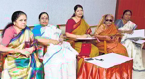 இருக்கை வசதி செய்து தராமல் சட்டப்பேரவைக்கு வருமாறு கருணாநிதிக்கு சவால் விடுவதா? - ஜெயலலிதாவுக்கு கனிமொழி கண்டனம்