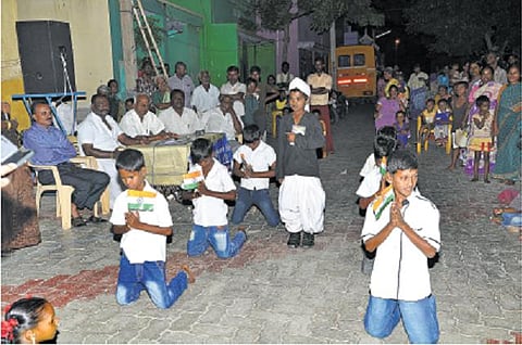 குழந்தைத் தொழிலாளர் முறையை ஒழிக்க பவுர்ணமி தினத்தில் ‘நிலா பள்ளி’: கிராம மக்களிடம் விழிப்புணர்வு ஏற்படுத்தும் புதுமையான முயற்சி