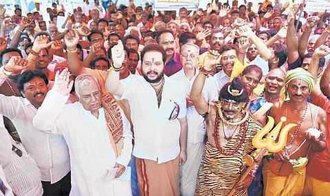 கிராம கோயில் பூசாரிகள் சென்னையில் ஆர்ப்பாட்டம்