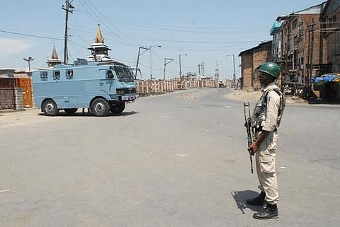 காஷ்மீரில் பாதுகாப்புப் படையினருடன் மோதல்: இளைஞர் பலி; பலர் காயம்