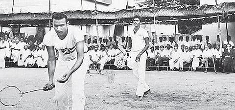 காணவில்லை பால் பேட்மிண்டன்!