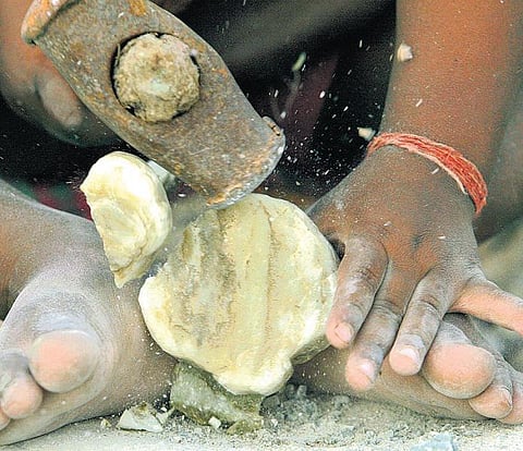 பிள்ளைகளை அடிமைகள் ஆக்காதீர்கள்!