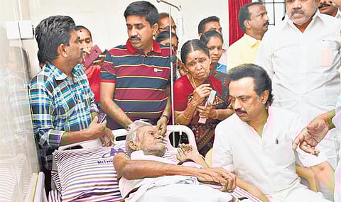 மதுரை மருத்துவமனையில் அனுமதிக்கப்பட்டுள்ள திமுக பேச்சாளர் தீப்பொறி ஆறுமுகத்துக்கு ஸ்டாலின் நிதியுதவி