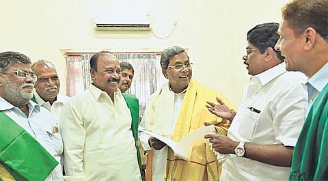 மனிதாபிமான அடிப்படையில் காவிரியில் தண்ணீர் திறக்கக் கோரிக்கை: கர்நாடக முதல்வருடன் தமிழக விவசாயிகள் சந்திப்பு