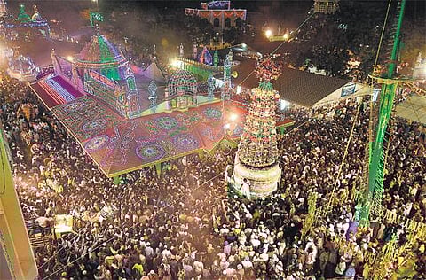 தேசிய ஒருமைப்பாட்டை பறைசாற்றும் ஏர்வாடி சந்தனக் கூடு திருவிழா: பல்லாயிரக்கணக்கானோர் பங்கேற்பு