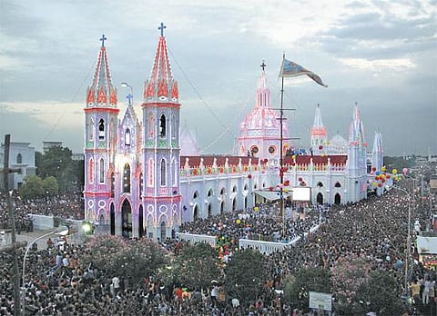 நாகை வேளாங்கண்ணியில் பெருவிழா தொடக்கம்: லட்சக்கணக்கான பக்தர்கள் பங்கேற்பு