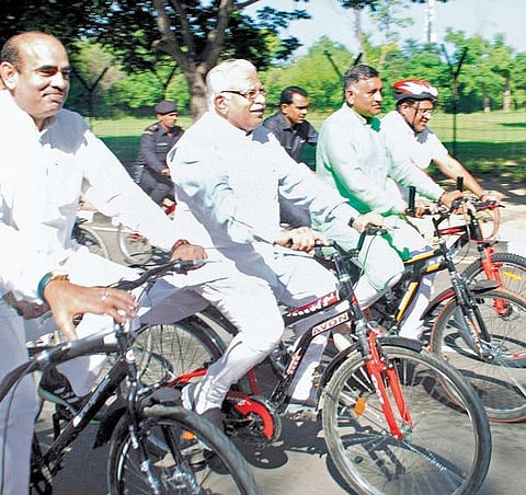 சுற்றுச்சூழலை பாதிக்காத போக்குவரத்து: ஹரியாணா முதல்வர் கத்தார், எம்எல்ஏ.க்கள் சட்டப்பேரவைக்கு சைக்கிளில் வருகை