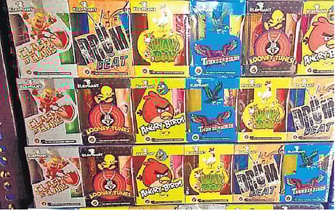 ஃபேஸ்புக், ட்விட்டர், வாட்ஸ்அப் பெயர்களில் புதிய ரக பட்டாசுகள் தயாரிப்பு