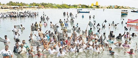 கடலில் இறங்கி மீனவர்கள் ஆர்ப்பாட்டம்