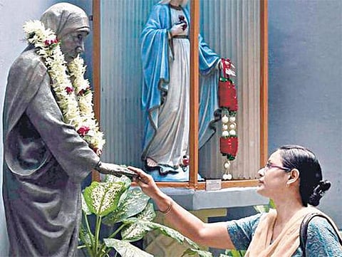 அன்னை தெரசாவுக்கு இன்று புனிதர் பட்டம் அளிக்கிறார் போப்: வாடிகனில் பிரம்மாண்ட ஏற்பாடுகள்