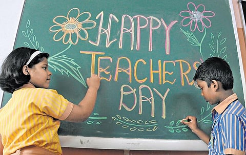 கண்கள் ஆசிரியர்களைத்தான் கவனிக்கின்றன!