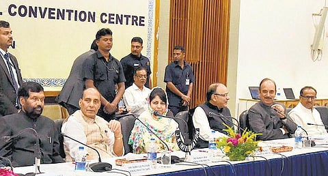 காஷ்மீர் முதல்வர் மெகபூபாவுடன் அனைத்துக் கட்சி குழு ஆலோசனை