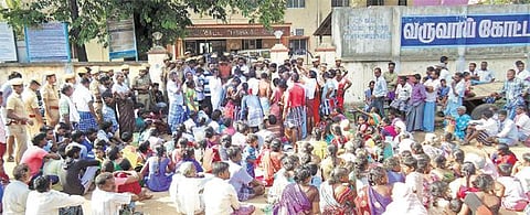 அரசு ஒதுக்கிய நிலத்தில் வீடு கட்ட அனுமதி கோரி ஆந்திராவில் குடியேற சென்ற மீனவர்கள்: பொன்னேரி பகுதியில் பரபரப்பு