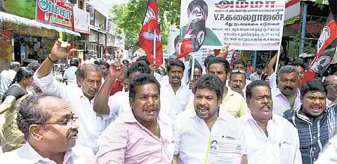 மாற்றப்பட்ட அதிமுக நிர்வாகிகளை மீண்டும் நியமிக்க கோரி தலைமை அலுவலகம் முற்றுகை