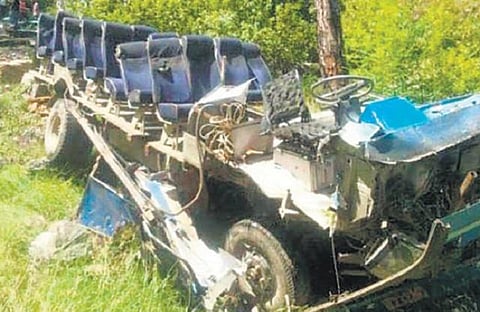 உத்தராகண்டில் பஸ் கவிழ்ந்து 10 பேர் பலி