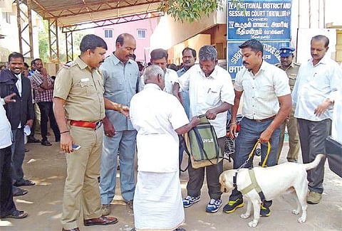 வெடிகுண்டு மிரட்டல் கடிதத்தால் பொன்னேரி நீதிமன்றங்களில் 2-வது நாளாக தீவிர சோதனை: மிரட்டல் விடுத்த மர்மநபருக்கு வலை