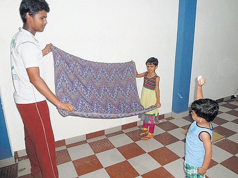 அடடே அறிவியல்: வலிக்காமல் பந்தைப் பிடிக்க வழி!