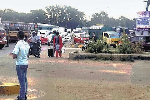 கர்நாடகாவில் போராட்டம் எதிரொலி: தமிழக பேருந்துகள் ஓசூர் எல்லையில் நிறுத்தம்