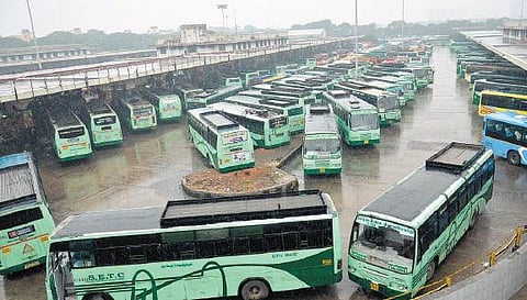 கர்நாடகாவில் தொடரும் போராட்டம்: தமிழக பேருந்துகள் 2-வது நாளாக ஓசூர் எல்லையில் நிறுத்தம்