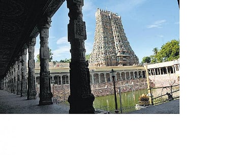 தொண்டரைக் காப்பாற்றப் பிரம்படிபட்ட சிவன்