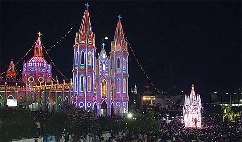 பல்லாயிரக்கணக்கான பக்தர்கள் மத்தியில் வேளாங்கண்ணியில் பெரிய தேர் பவனி: இன்று புனித ஆரோக்கிய மாதாவின் பிறந்த நாள் விழா