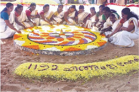 தமிழகத்தில் மலையாள மக்கள் வசிக்கும் பகுதிகளில் களைகட்டும் ஓணம் பண்டிகை: அத்தப்பூ கோலமிட்டு பெண்கள், சிறுமியர் உற்சாகம்
