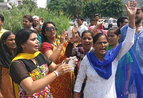 டெல்லி, பஞ்சாப் ரயில் நிலையங்களில் கேஜ்ரிவாலிடம் வளையலை காட்டி பாஜக, காங்கிரஸார் ஆர்ப்பாட்டம்