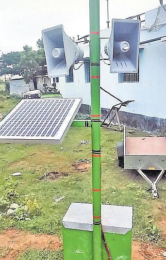 சாலை விபத்துகளை தடுக்க தானியங்கி எச்சரிக்கை கருவி: தரங்கம்பாடி தன்னார்வலரின் புதிய முயற்சி