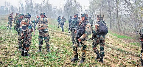 காஷ்மீரில் தொடரும் துப்பாக்கிச் சண்டை: 8 தீவிரவாதிகள் சுட்டுக் கொலை