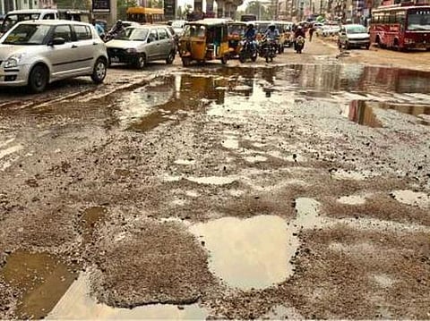 பருவமழை தொடங்குவதற்கு முன்பு சாலை பராமரிப்பு பணிகளை முடிக்க வேண்டும்: மாநில நெடுஞ்சாலைத்துறை உத்தரவு