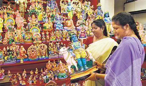 அண்ணா சாலை பூம்புகார் விற்பனை நிலையத்தில் கொலு பொம்மைகள் கண்காட்சி விற்பனை தொடங்கியது: 10 சதவீதம் தள்ளுபடி