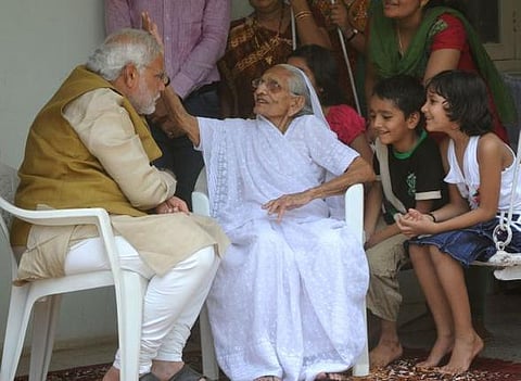 குஜராத்தில் பிறந்தநாள் கொண்டாடும் மோடி தாயிடம் ஆசி பெறுகிறார்