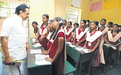 கொளத்தூர் தொகுதியில் மு.க.ஸ்டாலின் ஆய்வு: மக்களிடம் கோரிக்கை மனுக்களைப் பெற்றார்