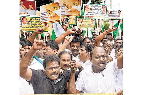 மறியல் போராட்டத்தில் ஈடுபட்ட பி.ஆர்.பாண்டியன், விக்கிரமராஜா கைது