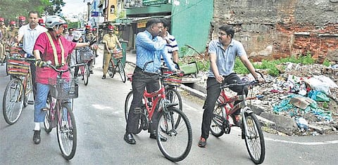 பொதுமக்களிடம் விழிப்புணர்வு ஏற்படுத்த புதுச்சேரி ஆளுநர் கிரண்பேடி சைக்கிளில் ரோந்து