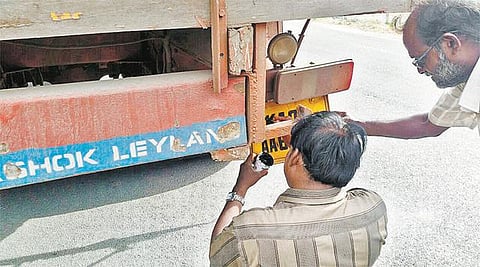 காவிரி பிரச்சினையைத் தொடர்ந்து பதிவு எண்ணை மறைத்து வாகனங்கள் இயக்கம்