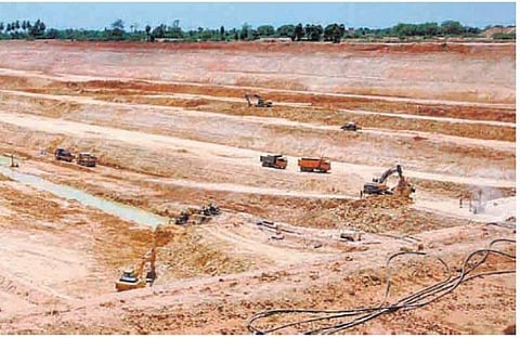 அரியலூர்: மண்ணைத் தோண்டி மக்களை புதைக்கும் சிமென்ட் ஆலைகள்