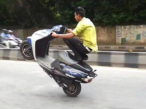 பைக் சாகசம் செய்த பெங்களூரு இளைஞர் கைது: பேஸ்புக் புகைப்படத்தால் சிக்கினார்