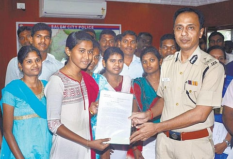 மீள்கிறார்கள் திருநங்கைகள்